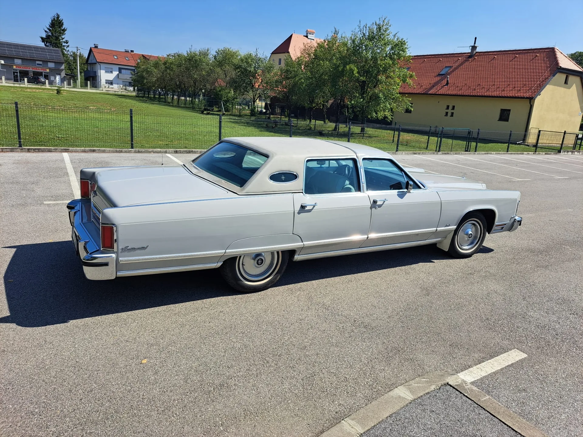 Lincoln Continental (White)